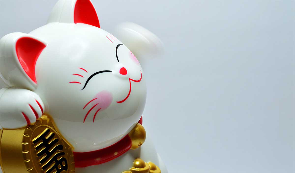 Die chinesische Winkekatze gilt als Glücksbringer