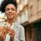 Lotto Lottogewinnerin freut sich über ihre Auszahlung