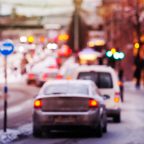 Winterstraße mit Autos im Stau